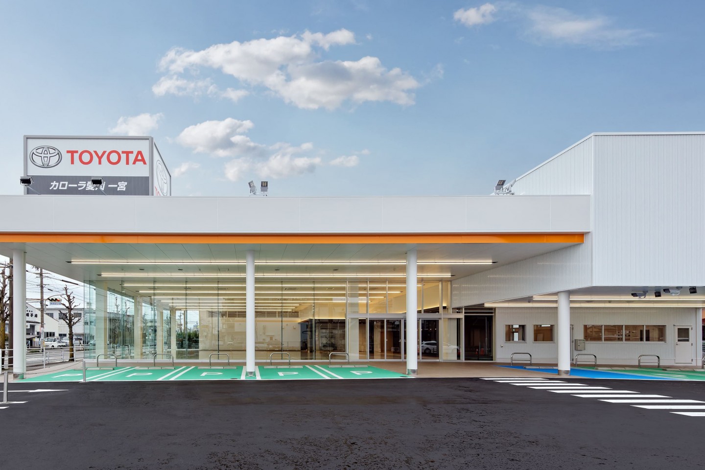 トヨタカローラ愛知株式会社 一宮店 店舗棟