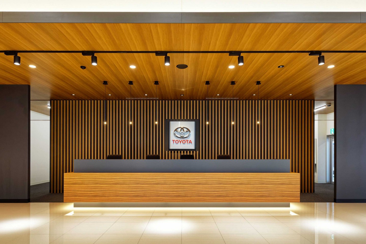 トヨタカローラ愛知株式会社 一宮店 店舗棟